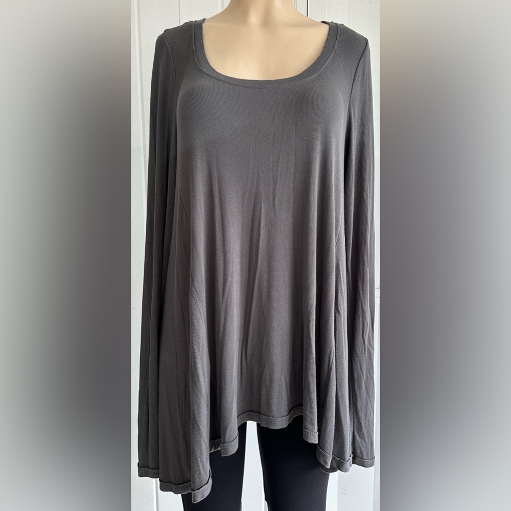 Free People Ribbed Long Sleeve Scoop
Neck A Line Swing Tee Size Large